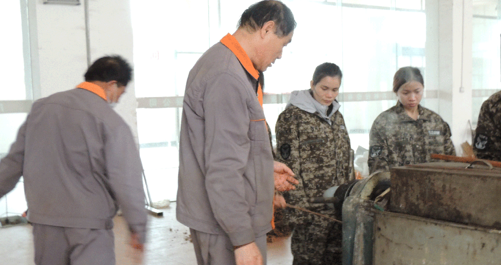 1458269380967612.gif (上图:生产基地采用物理压榨方法进行压榨)002.gif