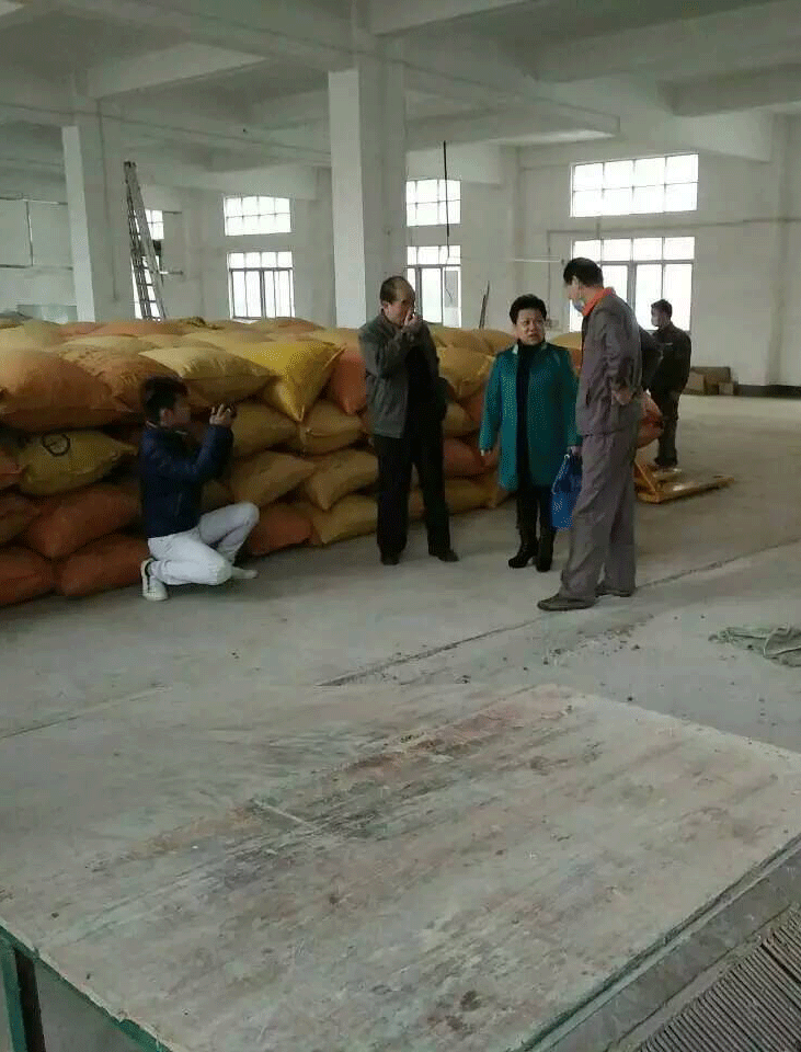 1458279760123651.gif 上图:陈泽和总经理(左二)、胡敏副县长(左三)、张锋副总经理(左四).gif